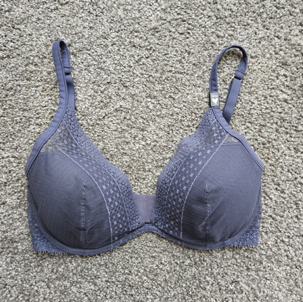 NWT incredible plunge lace bra by Victoria's Secret 32dd